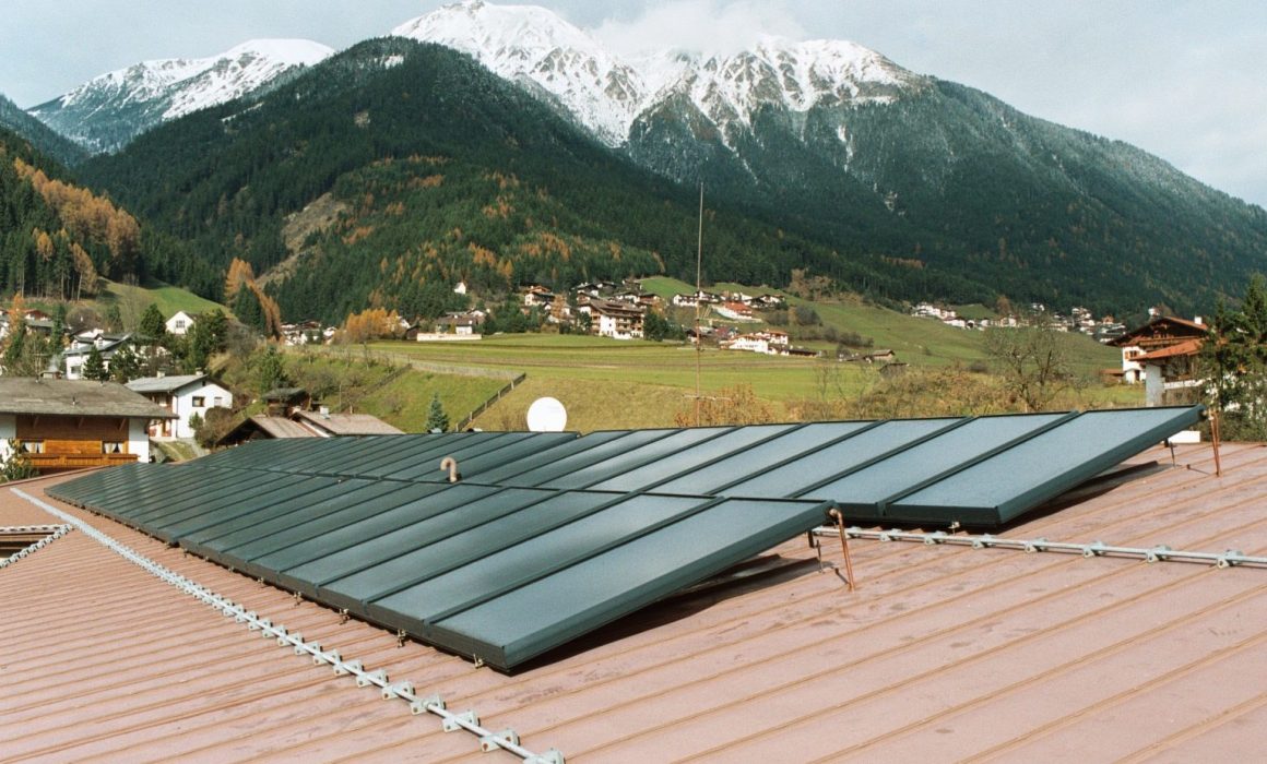 GASOKOL Solar Heat Europe – Collector field with on-roof collectors, installed on a tin roof