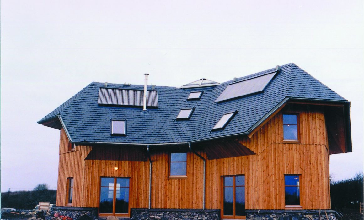 Kingspan Environmental Thermomax Solar Heat Europe – Wooden Irish house equipped with vacuum tube collectors