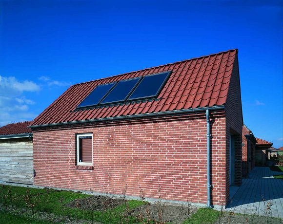Velux Solar Heat Europe – Roof integrated flat plate collectors on garage